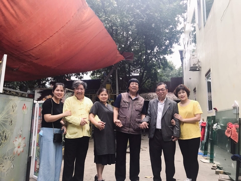Vui mừng chào đón GS Trần Lâm Biền tới thăm xưởng kính Coba.