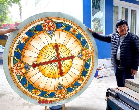 Biểu tượng Thánh giá Công giáo được thể hiện trên kính tròn Coba Artglass