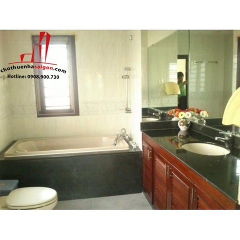 cần cho thuê biệt thự sân vườn quận 2, đường nguyễn văn hưởng giá cho thuê:3500$/tháng