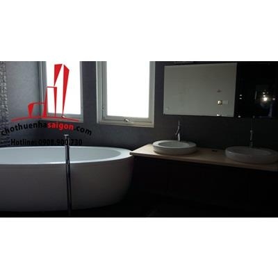 Biệt thự đường Nguyễn Ư Dĩ cho thuê 900m2 5PN 2 hồ bơi sân vườn gara đậu xe hơi