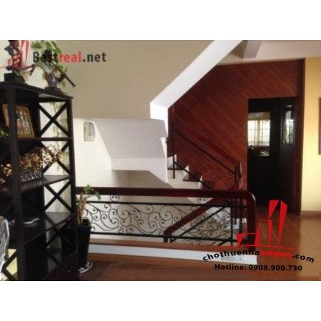 Cho thuê Villa Quận Bình Thạnh, mặt tiền đường Trần Bình Trọng. Giá : 2.200 usd/tháng.