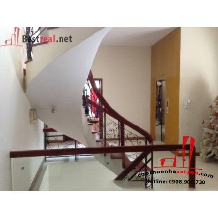 Cho thuê Villa Quận Bình Thạnh, mặt tiền đường Trần Bình Trọng. Giá : 2.200 usd/tháng.