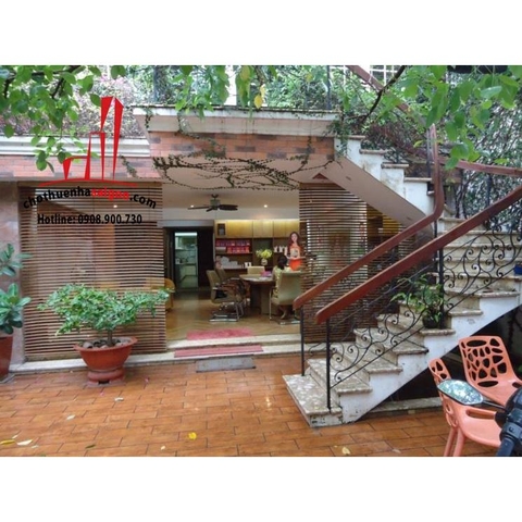 Cho thuê Villa Quận Bình Thạnh, mặt tiền đường Trần Bình Trọng. Giá : 2.400 usd/tháng.