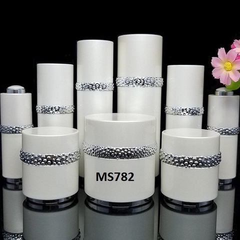 Bộ Trắng Nhũ Viền Bạc