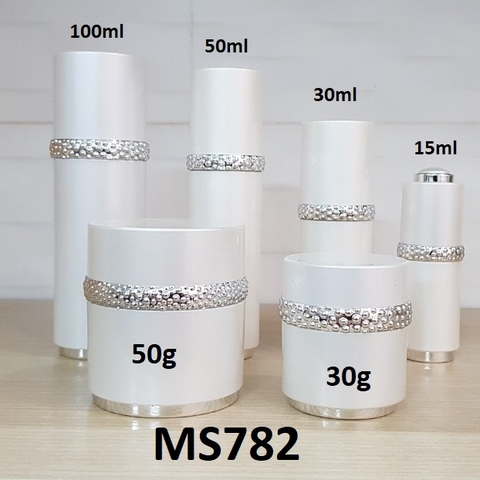 Bộ Trắng Nhũ Viền Bạc