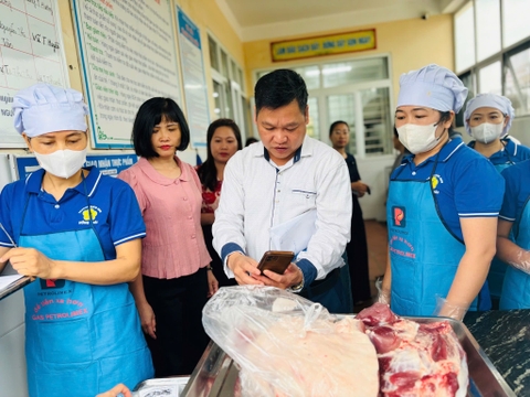 ĐÓN ĐOÀN GIÁM SÁT CÔNG TÁC VỆ SINH AN TOÀN THỰC PHẨM CỦA HĐND XÃ PHÚ XUYÊN