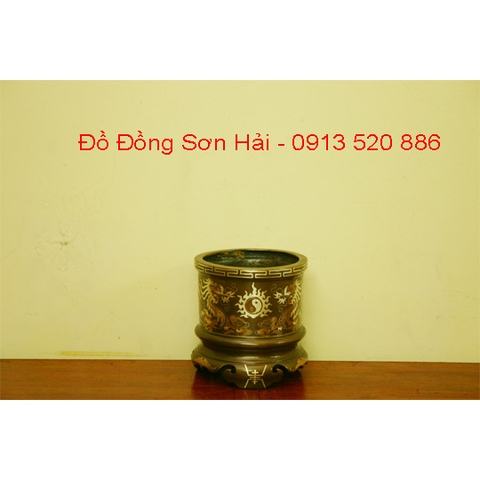 Bát hương đúc bằng đồng đỏ khảm tam khí, rộng 19cm