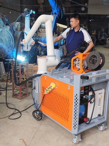 Cobot hàn hoạt động bên cạnh thợ an toàn không cần rào chắn