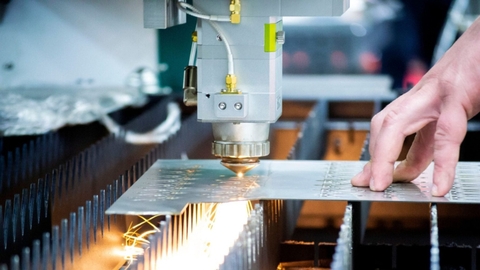 So sánh phương pháp cắt kim loại truyền thống và công nghệ cắt laser