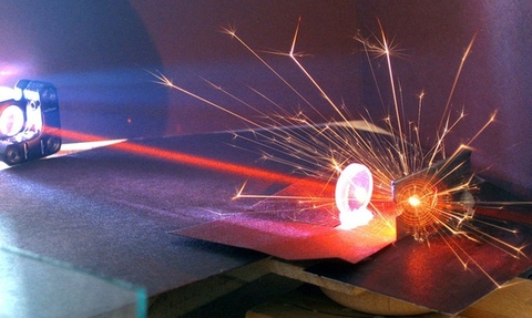 Tia laser là gì? Ứng dụng của laser trong ngành sản xuất công nghiệp