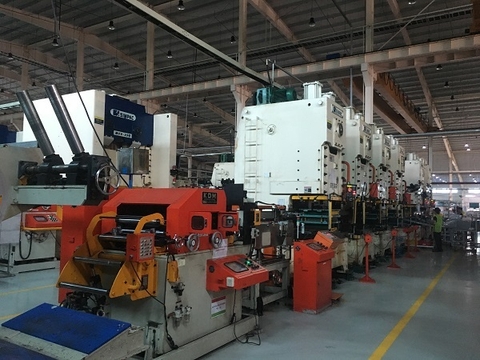 Máy cấp phôi tự động là gì? Có những lưu ý gì khi mua?
