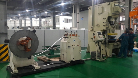 Hệ thống robot cấp phôi máy dập thông minh, công nghệ mới