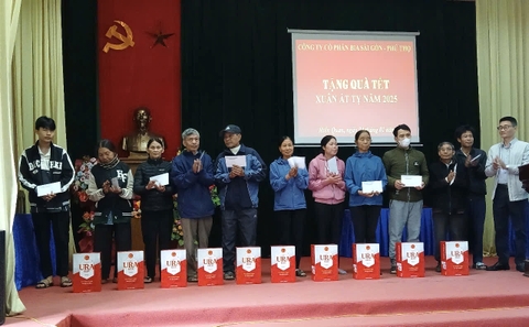 Công ty cổ phần Bia Sài Gòn - Phú Thọ thăm hỏi và tặng quà cho những gia đình có hoàn cảnh đặc biệt khó khăn nhân dịp Tết Nguyên Đán 2025