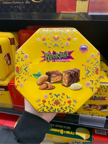 Kẹo Krokaht Candy with Almonds Hộp bát giác vàng