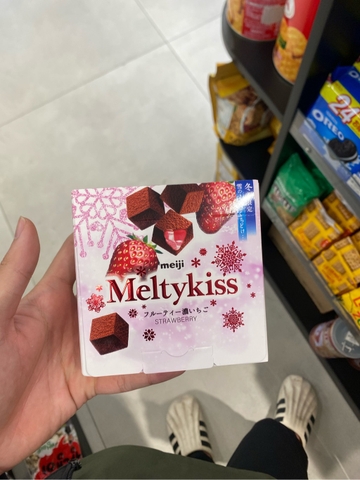 Sô cô la tươi Meji Meltykiss vị dâu 53g