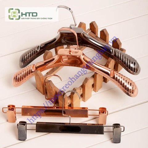 Móc treo quần áo shop thời trang bằng nhựa