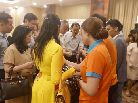 Địa chỉ bán bóp nam da đà điểu thật tại TPHCM