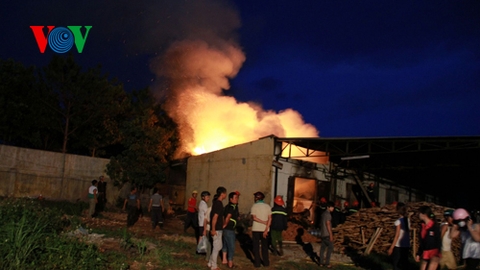 Cháy lớn tại xưởng gỗ trong khu công nghiệp Gia Lai