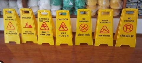 Biển báo chữ A màu vàng NQ0102 ( 20x29.5x61)