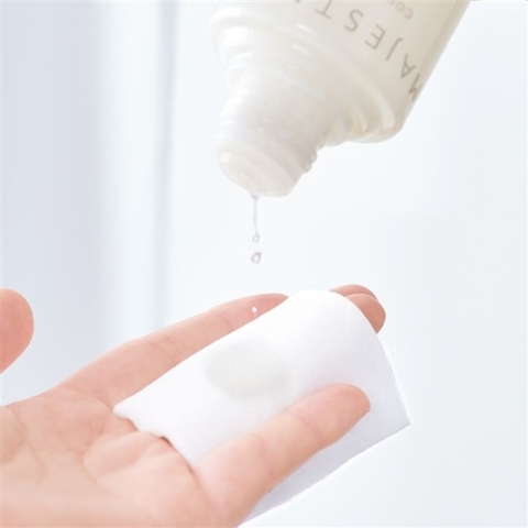 Nước dưỡng và làm sạch tế bào da chết Naris Majesta Conc