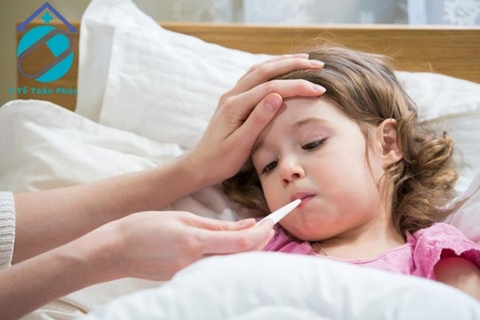 Trẻ bị viêm họng sốt mấy ngày thì nên đi khám?