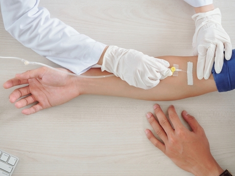 Sốt siêu vi có nên truyền nước hay không ? Nếu truyền thì truyền ở đâu ?