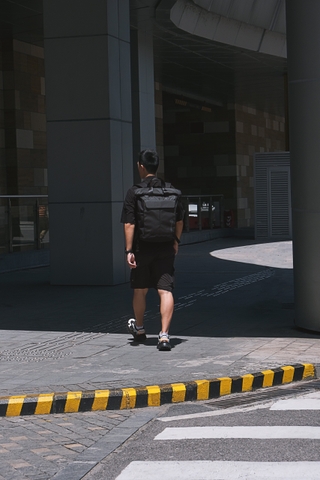 TÚI ĐEO CHÉO TOMTOC (USA) URBAN SHOULDER BAGS FOR ULTRABOOK 15″ BLACK