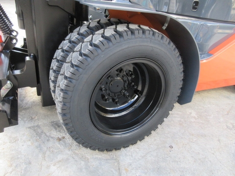 Xe nâng 2,5 tấn càng gật gù lốp kép model: 02-8FD25