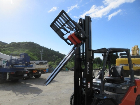 Xe nâng 2,5 tấn càng gật gù lốp kép model: 02-8FD25