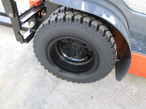 Xe nâng 2,5 tấn càng gật gù lốp kép model: 02-8FD25