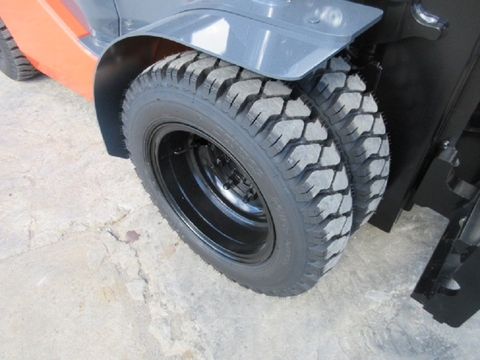 Xe nâng 2,5 tấn càng gật gù lốp kép model: 02-8FD25