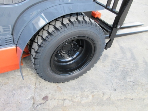 Xe nâng 2,5 tấn càng gật gù lốp kép model: 02-8FD25