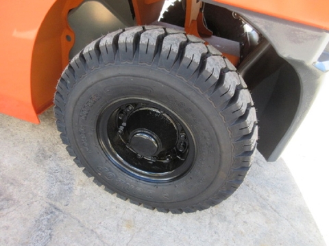 Xe nâng 2,5 tấn càng gật gù lốp kép model: 02-8FD25