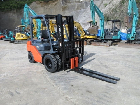 Xe nâng 2,5 tấn càng gật gù lốp kép model: 02-8FD25