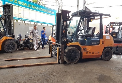 Xe nâng 3.5 tấn dịch càng số sàn