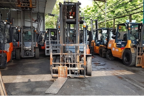 Xe nâng 3 tấn càng gật gù