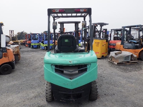 Xe nâng chạy dầu 2,5 tấn bánh không tì vết