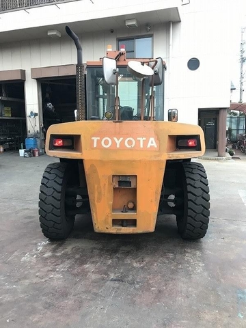 Xe nâng động cơ dầu 15 tấn Toyota