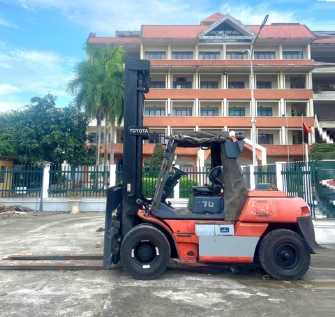 Xe Nâng 7 Tấn Toyota 5FD70 Nâng Cao 5 Mét