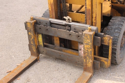 Xe nâng động cơ dầu 1,5 tấn dịch giá