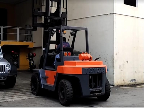 Xe nâng động cơ dầu 6 tấn Toyota