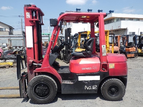 Xe nâng chạy dầu dịch giá toyota 2,8 tấn