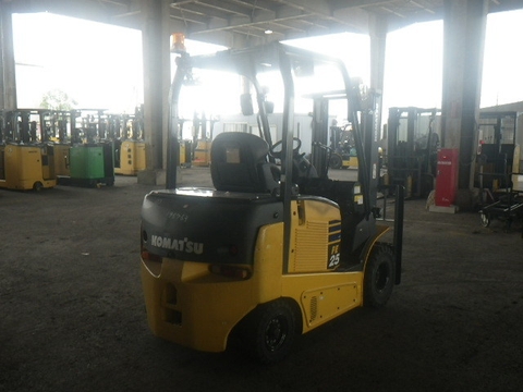 Xe Nâng Điện 2,5 tấn ngồi lái hãng Komatsu