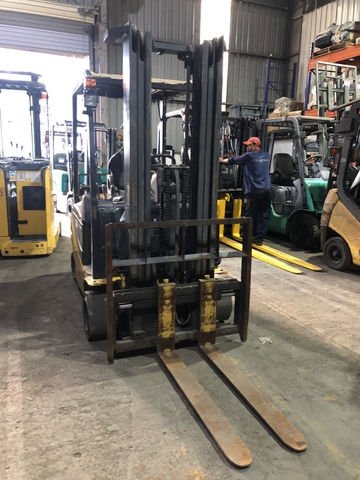 Xe nâng điện 2 tấn dịch giá chui công (container) nâng cao 4,5 mét