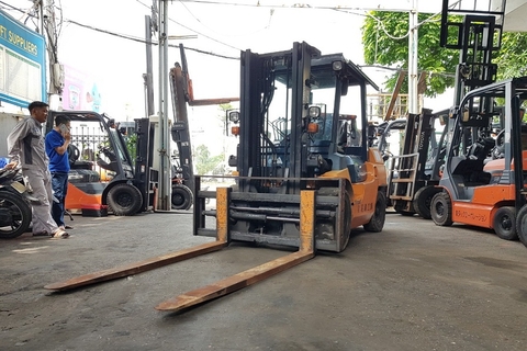 Xe nâng 3.5 tấn dịch càng số sàn