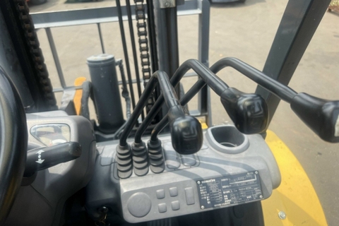Xe nâng 3 tấn càng xúc lật | gật gù hãng Komatsu