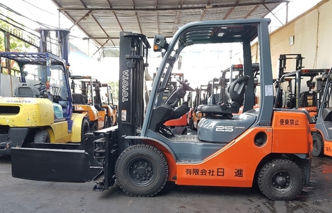 Xe Nâng Kẹp Kiện Vuông Bale clamp
