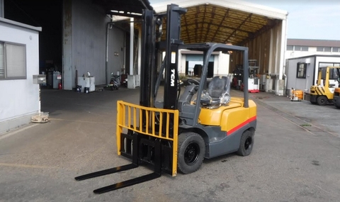 Xe nâng TCM 2,5 tấn Dịch giá