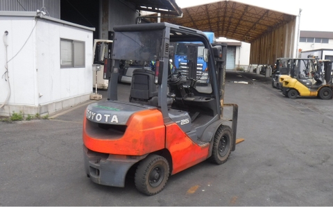 Xe nâng động cơ cũ 2,5 tấn