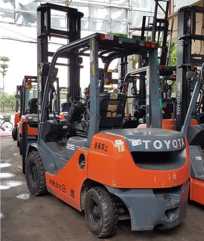 Xe Nâng Động Cơ Dầu 2,5 tấn Toyota